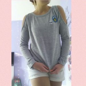 ✨4/$20 Open shoulder sweater w patches